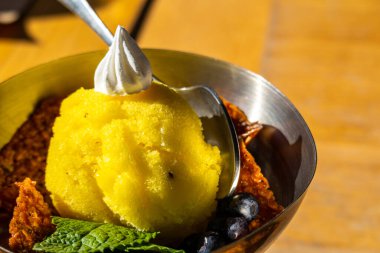 Masanın üzerinde güzel bir kasede ananas şerbeti.