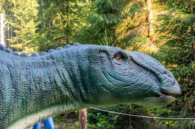 Dinozor parkında lastik heykeller