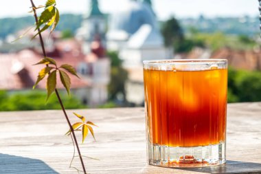 Güzel bir şehrin arka planında buzlu kahve.