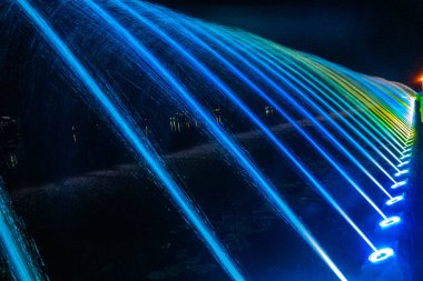 Geceleri göldeki çeşme