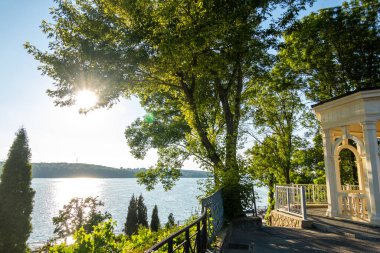 Göl kenarındaki ağaçlarla güzel bir teras.