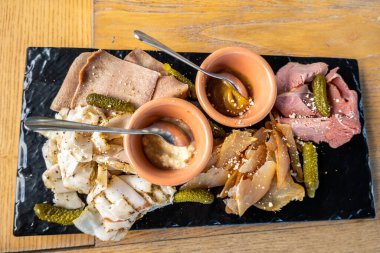 Tabakta et ve domuz yağı, yemek arkaplanı.