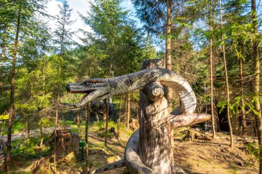 Dinozor parkında lastik heykeller