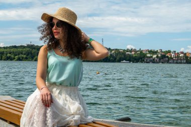 Gölde güzel bir kız