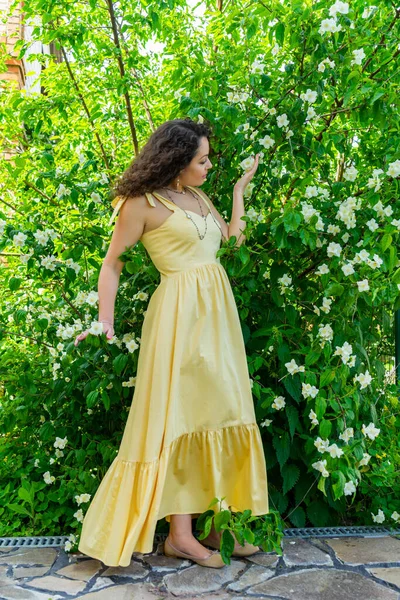 Retrato Una Chica Hermoso Vestido Amarillo — Foto de Stock