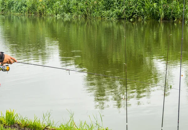 Halászat Tavon Pihenés Városon Kívül — Stock Fotó