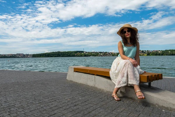 Schöne Mädchen Auf Dem See — Stockfoto