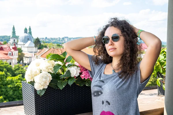 Retrato Cidade Uma Mulher Bonita — Fotografia de Stock