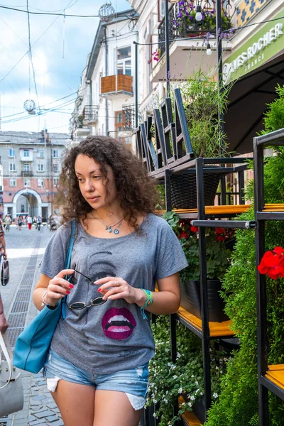 Retrato Cidade Uma Mulher Bonita — Fotografia de Stock