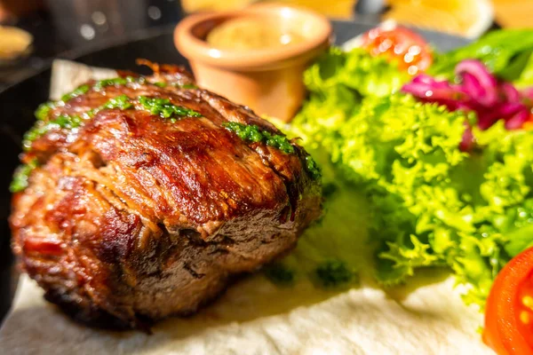 Kalbssteak Auf Dem Teller Hintergrund Des Essens — Stockfoto