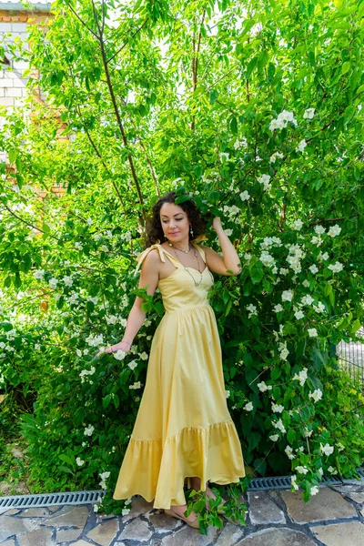 Retrato Uma Menina Belo Vestido Amarelo — Fotografia de Stock