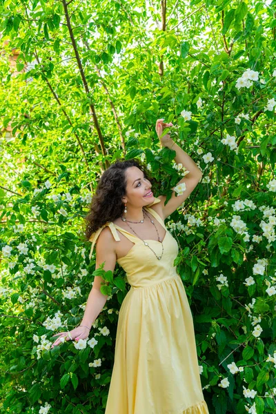 Portrait Une Fille Dans Une Belle Robe Jaune — Photo