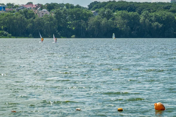 Beau Lac Urbain Bateaux Fond Nature — Photo