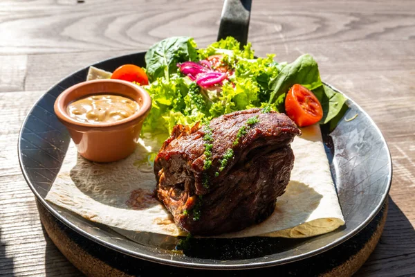 Kalbssteak Auf Dem Teller Hintergrund Des Essens — Stockfoto