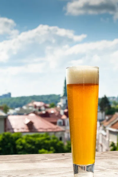 Cerveza Vaso Sobre Fondo Una Hermosa Ciudad — Foto de Stock
