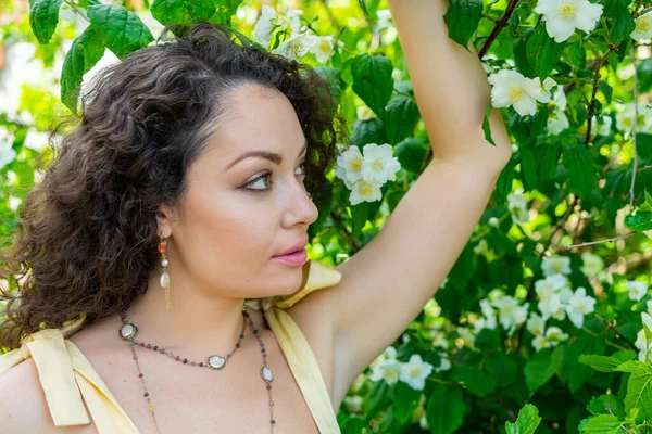 Portrait Une Fille Dans Une Belle Robe Jaune — Photo