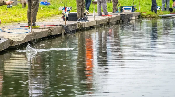 Pesca Lago Descanso Fora Cidade — Fotografia de Stock