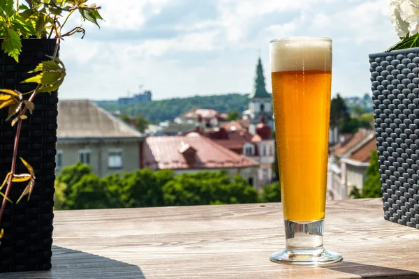 Ett Glas Mot Bakgrund Vacker Stad — Stockfoto