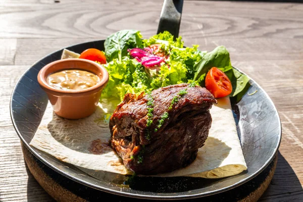 Kalbssteak Auf Dem Teller Hintergrund Des Essens — Stockfoto