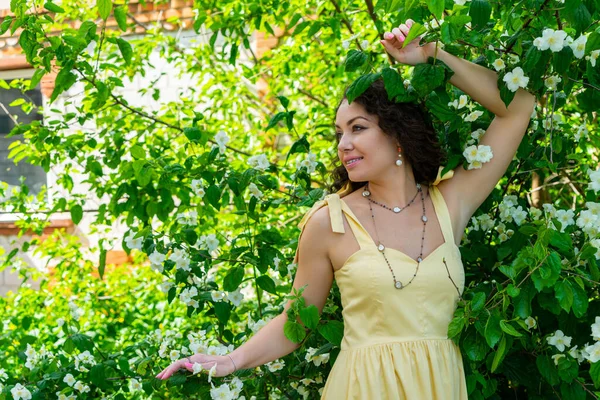 Portrait Une Fille Dans Une Belle Robe Jaune — Photo