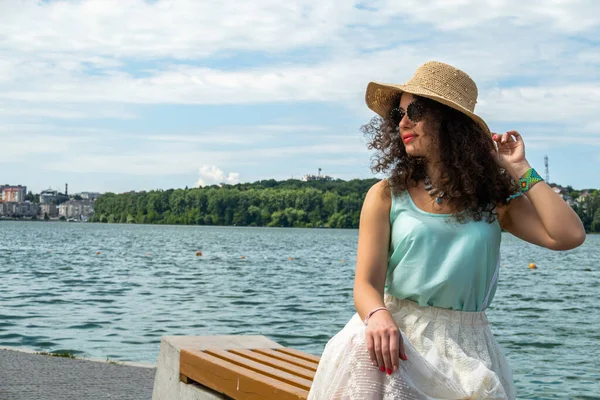 Menina Bonita Lago — Fotografia de Stock