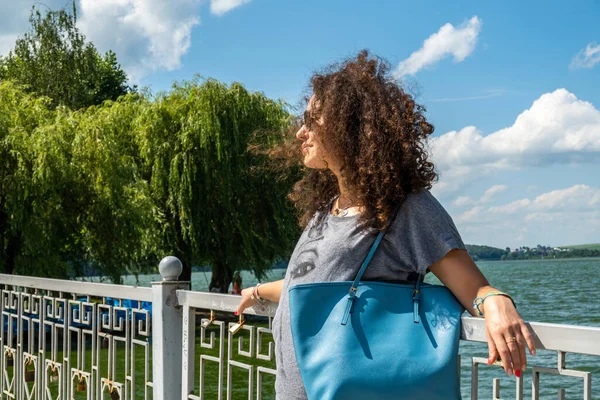 Bella Ragazza Sul Lago — Foto Stock