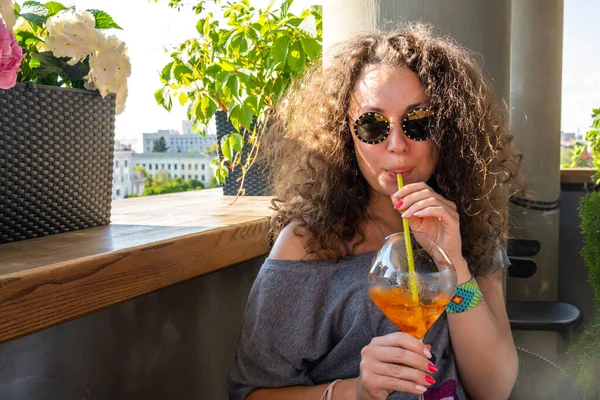 Retrato Ciudad Una Mujer Hermosa — Foto de Stock