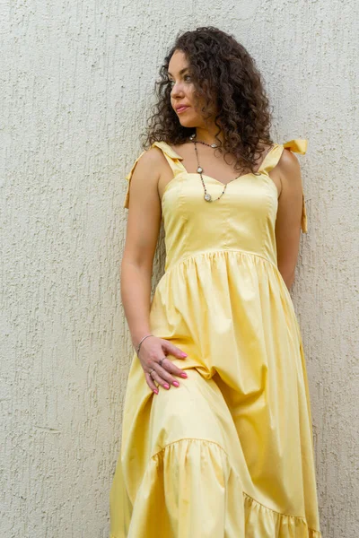 Porträt Eines Mädchens Einem Schönen Gelben Kleid — Stockfoto