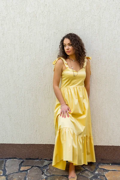 Portrait Une Fille Dans Une Belle Robe Jaune — Photo