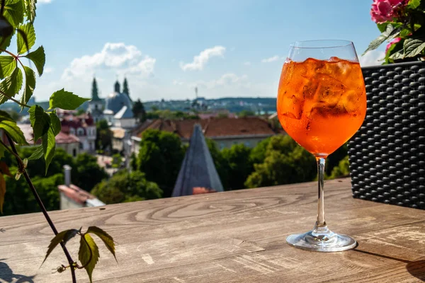 Cocktail Aperol Vor Dem Hintergrund Der Stadt — Stockfoto