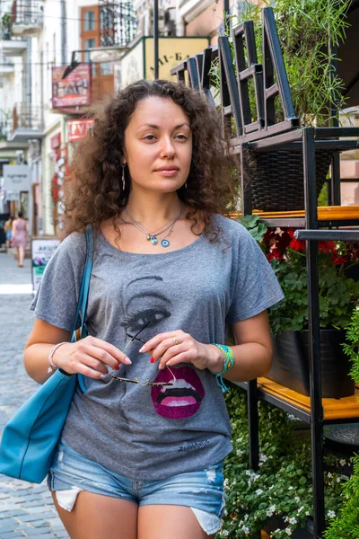 Retrato Cidade Uma Mulher Bonita — Fotografia de Stock