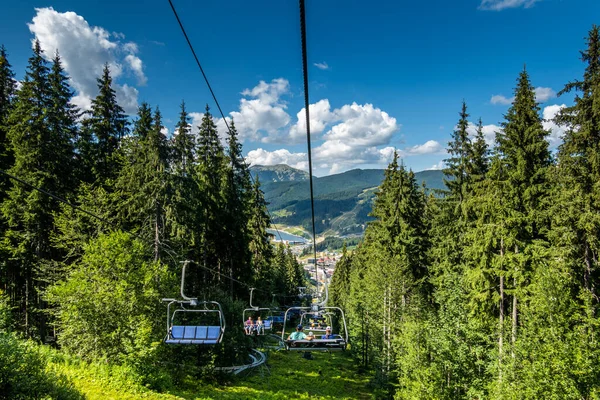 Kayak merkezi yaz doğası arka planı