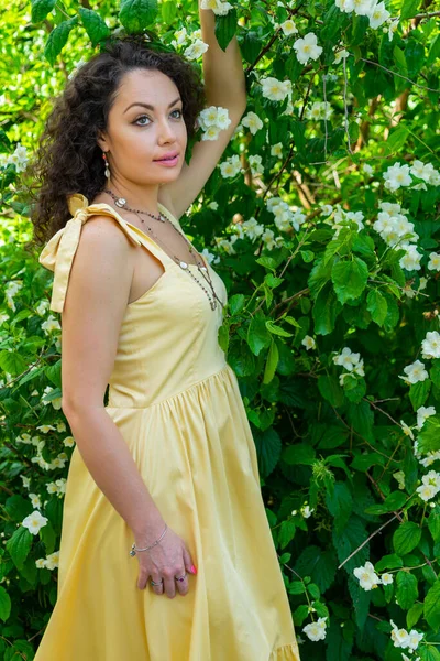 Portrait Une Fille Dans Une Belle Robe Jaune — Photo