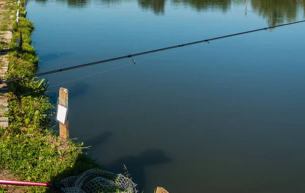 湖での釣り街の外での休息 — ストック写真