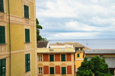 İtalyan tarihi caddesinde yeşil panjurlu renkli geleneksel binalar.