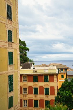 İtalyan tarihi caddesinde yeşil panjurlu renkli geleneksel binalar.