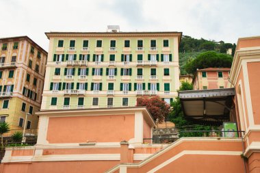 İtalyan tarihi caddesinde yeşil panjurlu renkli geleneksel binalar.