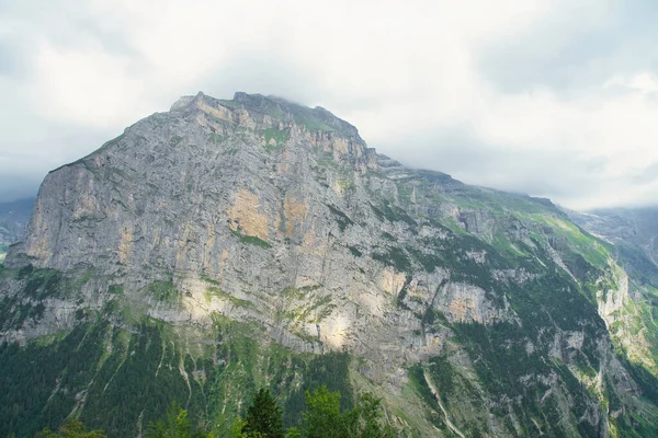 Sarmal nehri, yeşil çayırlar, ormanlar ve dağlarla çevrili küçük İsviçre köyleri olan manzaralı bir dağlık vadi..