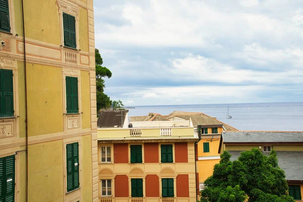 İtalyan tarihi caddesinde yeşil panjurlu renkli geleneksel binalar.