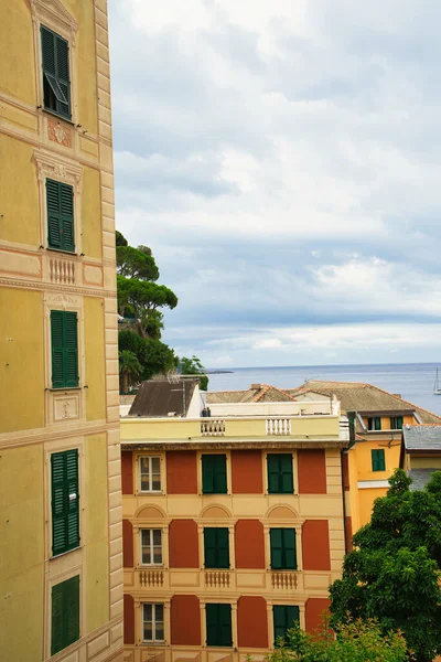 İtalyan tarihi caddesinde yeşil panjurlu renkli geleneksel binalar.