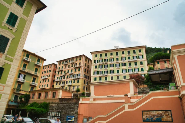 İtalyan tarihi caddesinde yeşil panjurlu renkli geleneksel binalar.