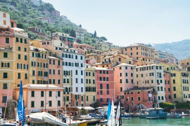 Camogli, Liguria, İtalya limanında renkli binalar ve tekneler.