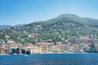 İtalya 'nın Ligurian kıyıları boyunca renkli evleri olan Camogli kasabasının panoramik manzarası.