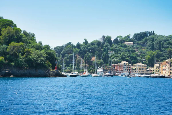 İtalya 'nın Ligurian kıyısındaki mavi Akdeniz üzerinde yeşil tepeleri ve villaları olan Rocky sahili..