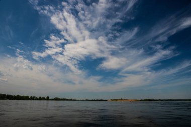 bir yaz gününde ufka bulutlar ile nehrin güzel manzara genişlik