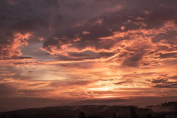 Schöner Dramatischer Abendsonnenuntergang Mit Wolken Nach Gewitter — Stockfoto