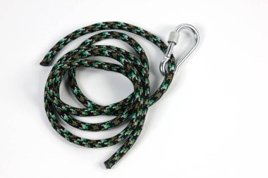 Halat ve emniyet halatı için tırmanan bir karabina..