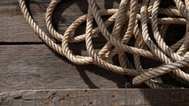 İpe yakın çekim ve kopyalama alanı için eski odunlar.