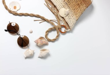 Yaz tatilinde örülmüş kadın çantası ve aksesuarları..