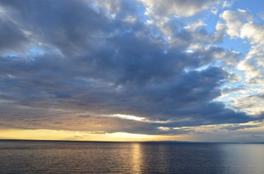 Baykal Gölü'nün doğu tarafında gün batımı